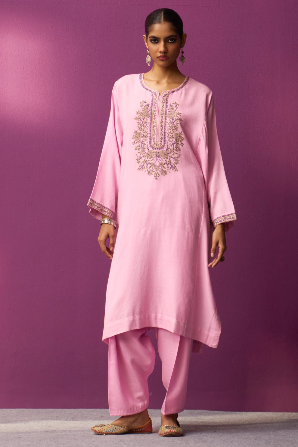 Woollen Pheran Set/Aari - Silver Pink